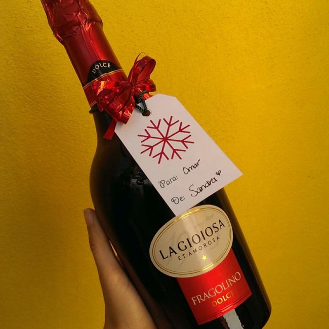 Botella de vino con etiqueta para regalo